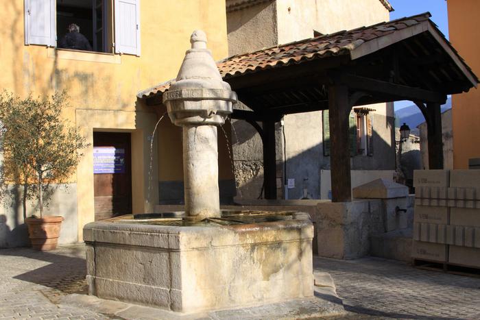 Fontaine publique. Cliché Thomassin, Philippe, Roudoule, écomusée en terre gavotte.