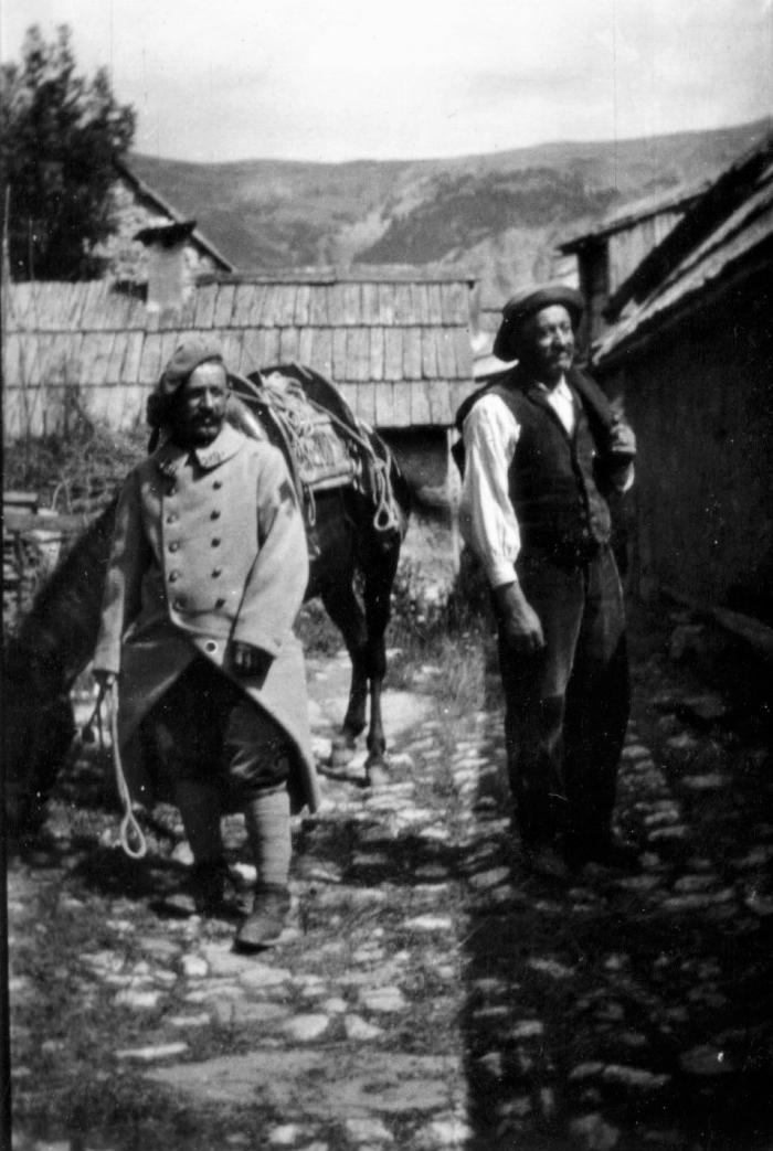 [M. Lance, Chasseur alpin au 217e en permission. 1917, Hameau des Laves, Barels.]