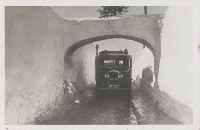 [Beuil, autocar sous un pont de neige.]