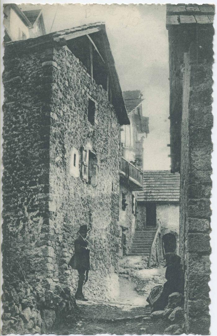 Beuil - Route des Alpes de Nice à Barcelonnette - une vieille rue à Beuil.