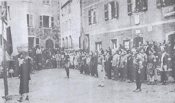 Beuil - la place Salut aux couleurs, lors de la prise d'armes pour le 14 juillet 1944 par les forces de l'O.R.A.