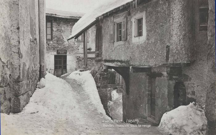 4705 - Beuil (1454m) Vieilles maisons sous la neige.