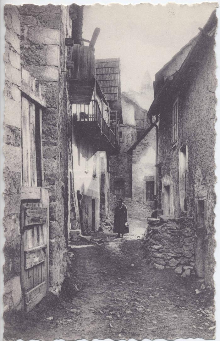 Beuil - Route des Alpes de Nice à Barcelonnette - une vieille rue à Beuil.